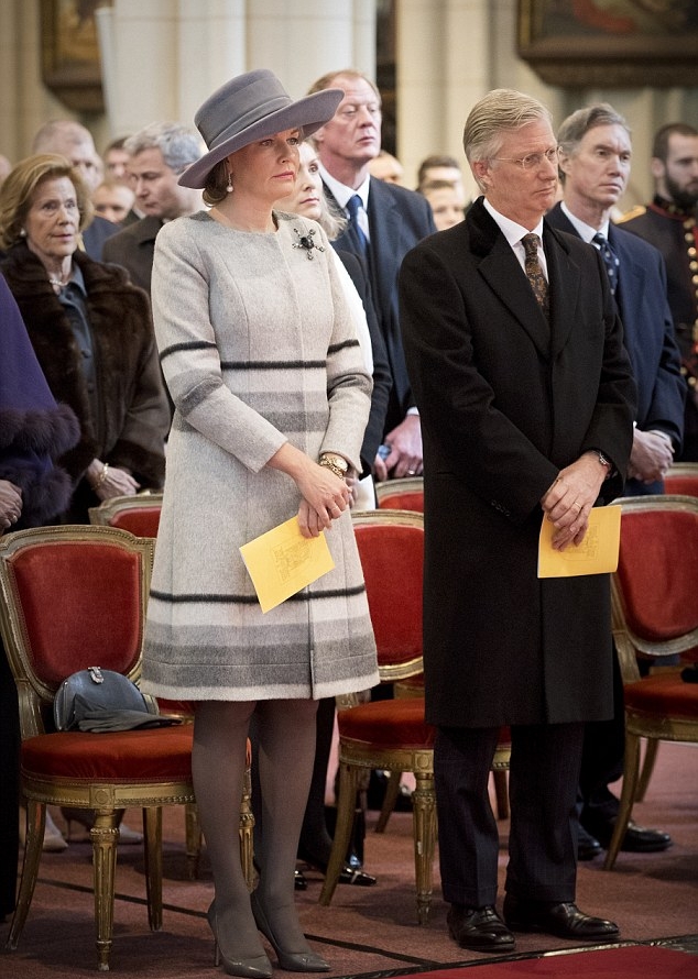 ملكة بلجيكا بصحبة زوجها الملك فيليب في ذكرى المتوفين من أفراد العائلة المالكة