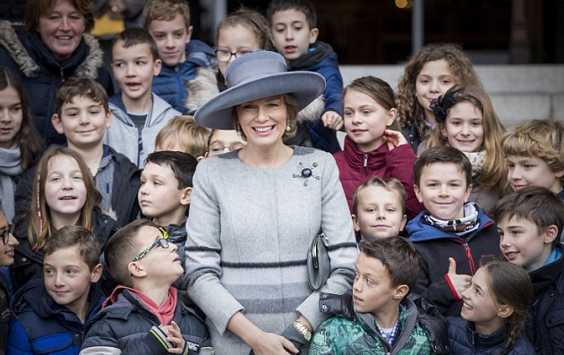 ملكة بلجيكا تلتقط الصور بصحبة الأطفال