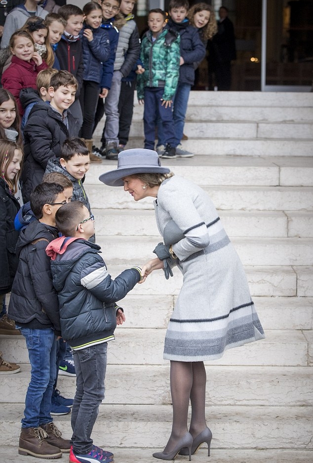 ملكة بلجيكا توقفت لبعض الوقت لتبادل الحديث مع الاطفال