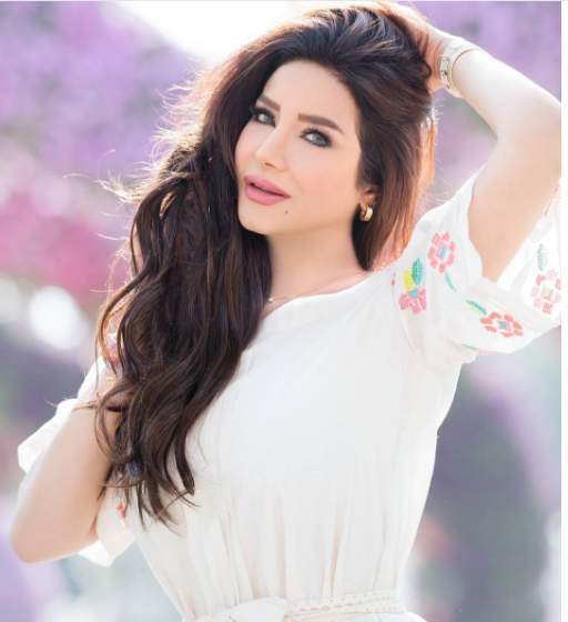 هل غرفة نوم لجين عمران تشبه غرفة نوم باريس هيلتون