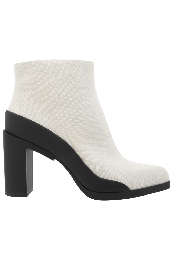 حذاء باللونين الابيض والاسود