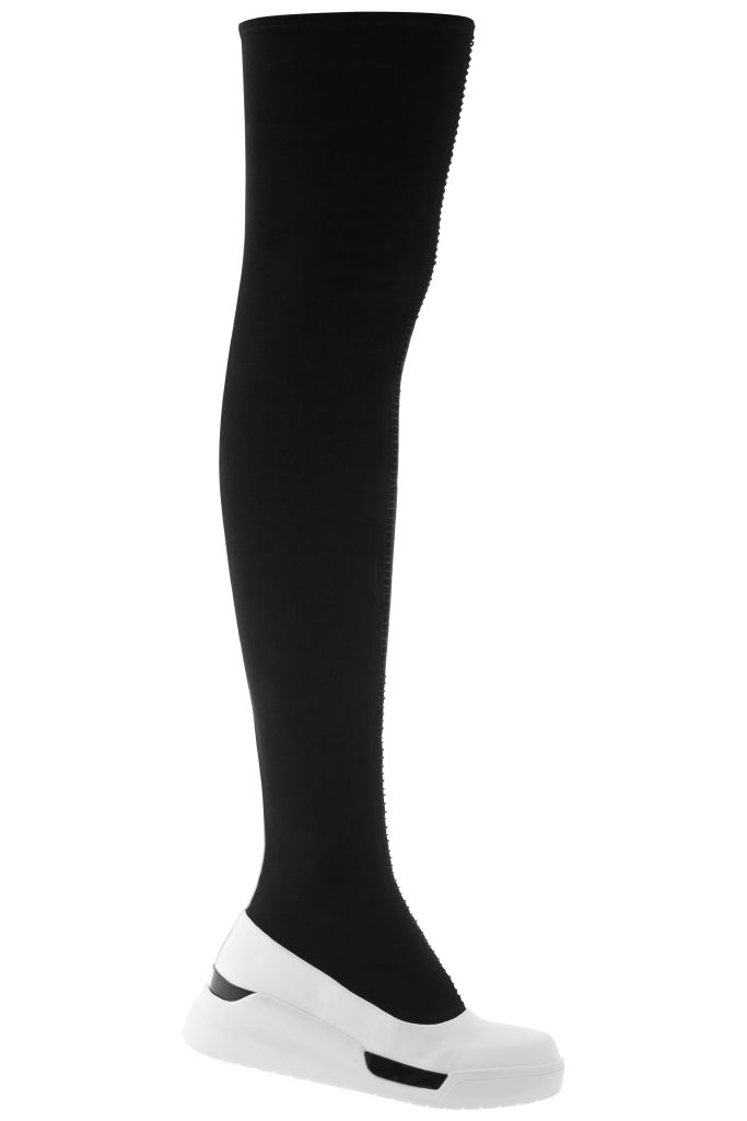 حذاء باللونين الابيض والاسود