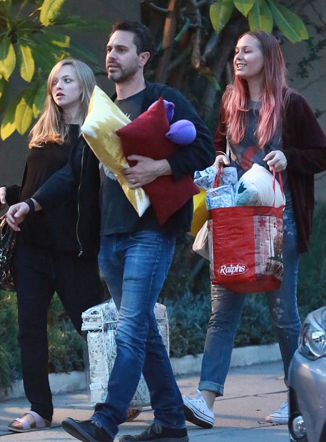 أماندا سيفريد وزوجها تقابلا العام الماضي