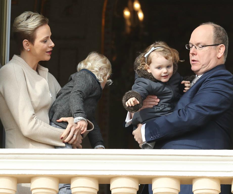 الأميرة تشارلين مع طفليهما