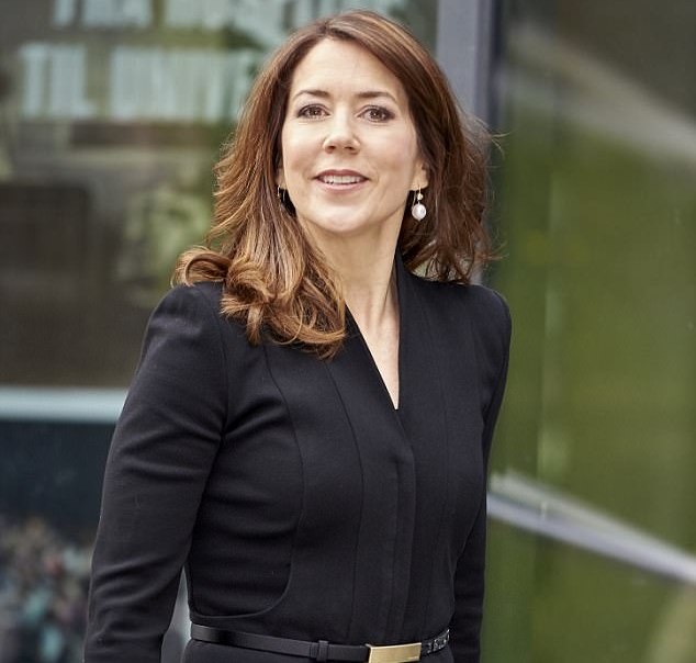 الأميرة ماري زينت إطلالتها بزوج من الأقراط الأنيقة