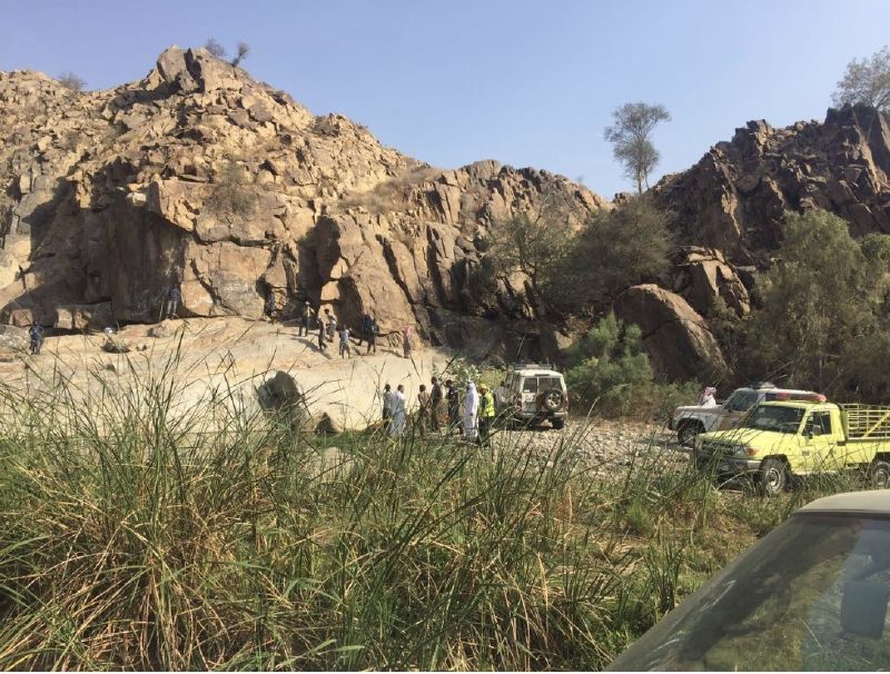 الدفاع المدني ينتشل جثة أربعيني توفي داخل غدير بأضم