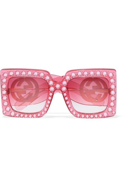 النظّارات الشمسة من Gucci يزيّتها شعار GG الذي يرمز إلى الدار