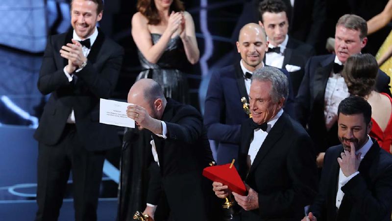 تركت مهمة تصحيح الوضع لمنتج الفيلم الموسيقي جوردان هوروويتز