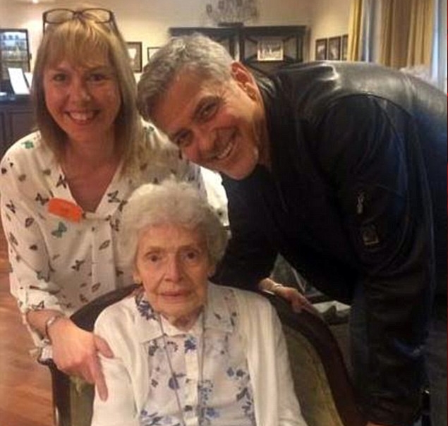 جورج كلوني يحتفل بعيد ميلاد إحدى معجباته المسنات