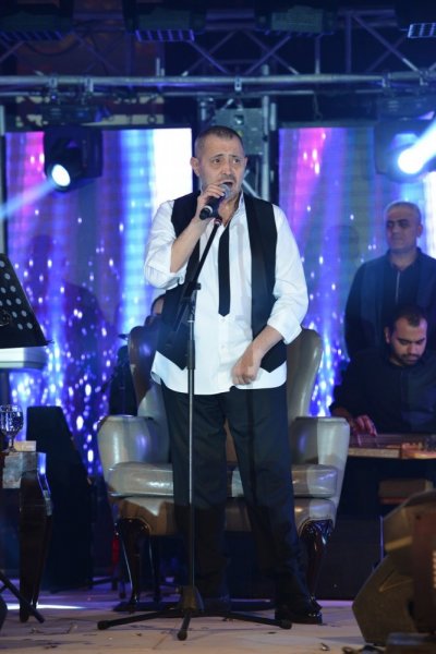 جورج وسوف يغني على عكاز