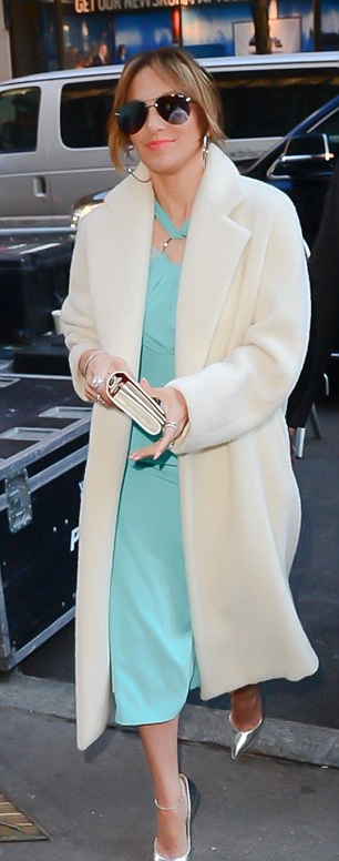 جينيفر لوبيز بفستان تركواز أنيق من مجموعة Emanuel Ungaro