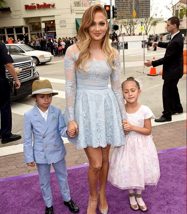 جينيفر لوبيز تتحدث باكية عن سعادتها بطفليها الصغيرين 