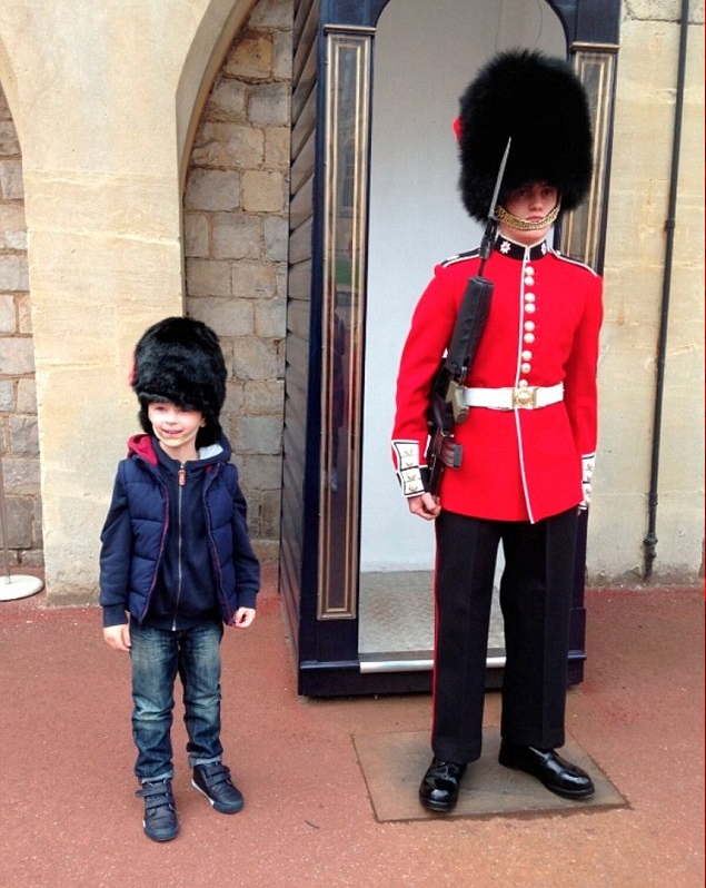 طفل يحلم بالانضمام إلى الحرس الملكي