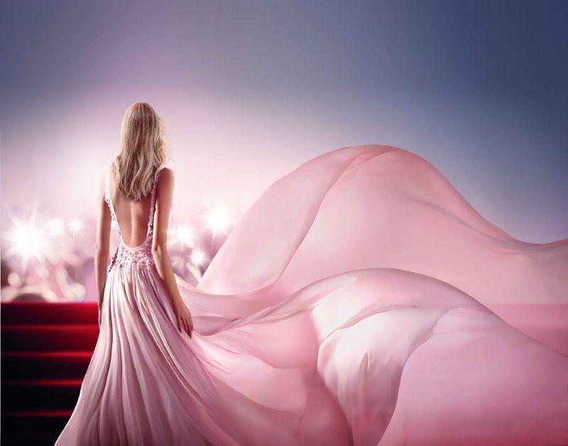 مجموعة ELIE SAAB Le Parfum العطر المتلألئ والأخاذ