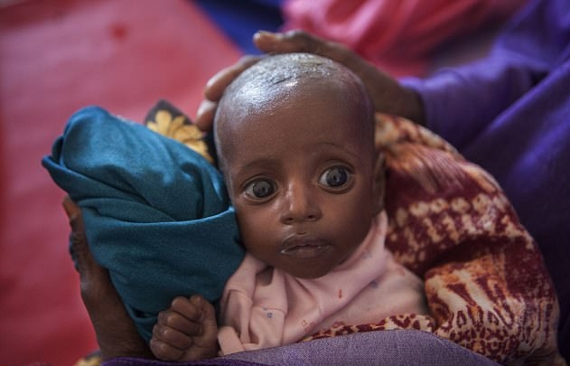 ملكة بريطانيا تتبرع لإنقاذ الملايين من الموت جوعا في شرق أفريقيا