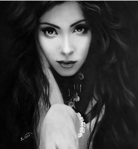 منى زكي في دبي لجمع التبرعات