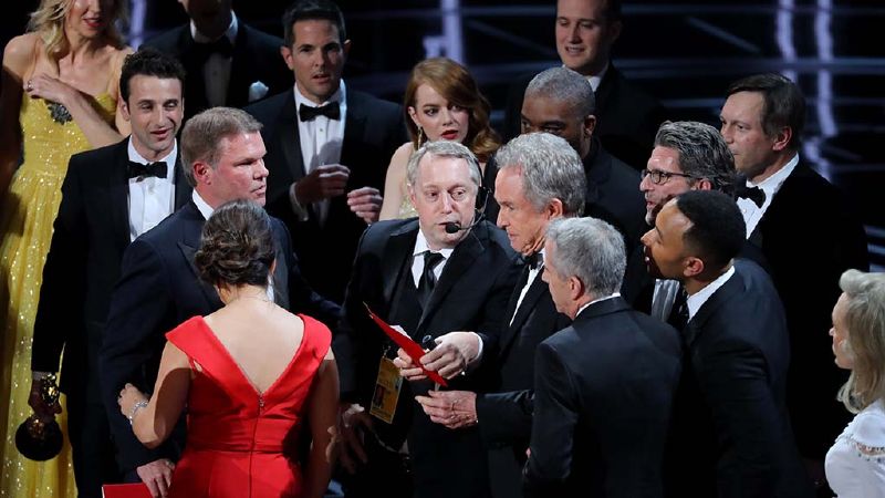 وسائل إعلام تؤكد أن المحاسب كان منشغلا خلف المسرح بإرسال تغريدات على تويتر