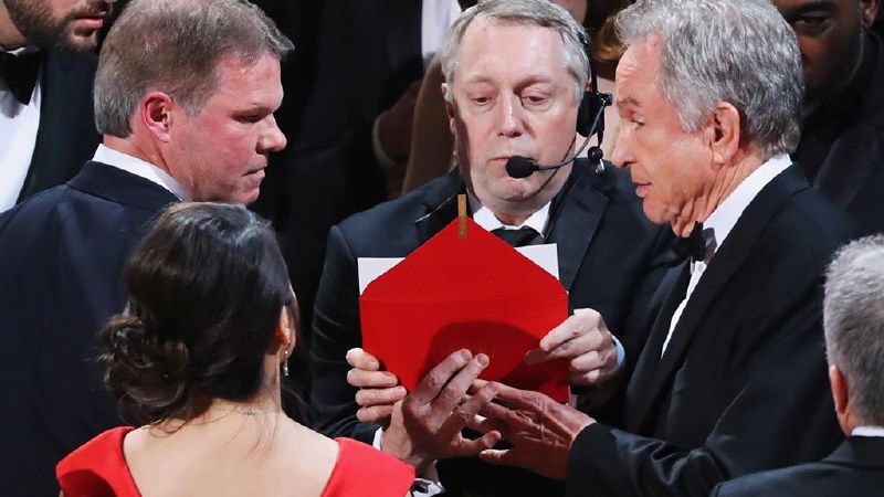 ولم يصحح الخطأ إلا بعد ارتقاء فريق العمل لفيلم لا لا لاند ومنتجيه خشبة المسرح