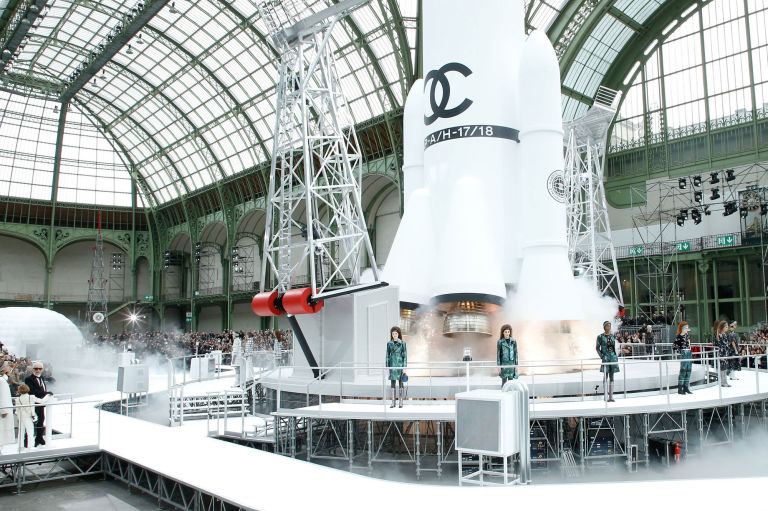 أزياء شانيل تزهل الحضور في أسبوع باريس للموضة لفكرته التقدمية