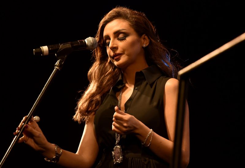 أنغام تبرر تأخيرها والجمهور يساندها