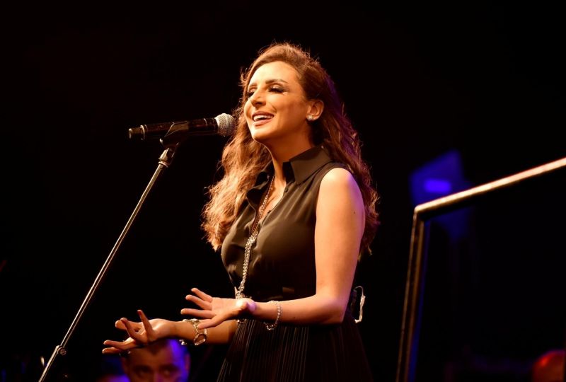 أنغام تتأخر عن الصعود إلى المسرح لمدة ساعتين