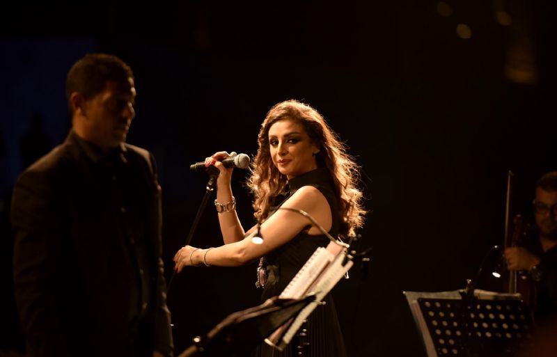 أنغام تتأخر عن حفلها بسبب مرضى والدتها