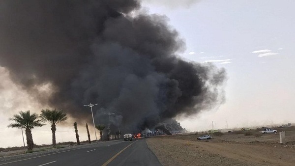 إصابة 5 أشخاص بحريق ناقلة وقود على طريق بيش