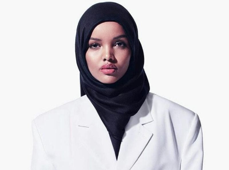 اطلالة عارضة الازياء المحجبة حليمة عدن في أبوظبي