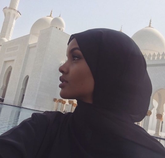 اطلالة عارضة الازياء حليمة عدن في مدينة ابوظبي