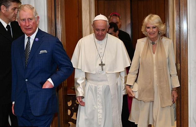 الأمير تشارلز وزوجته دوقة كورنوال يقابلان البابا
