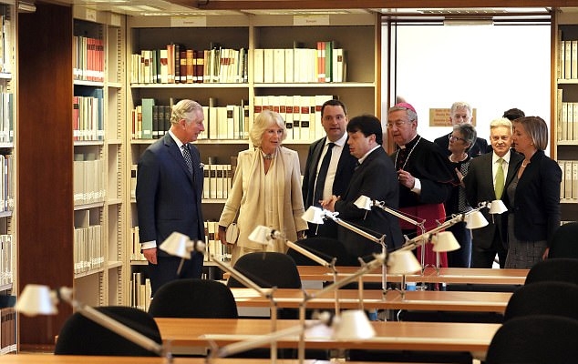 الأمير تشارلزولي وزوجته كاميلا قاما بزيارة مكتبة الفاتيكان