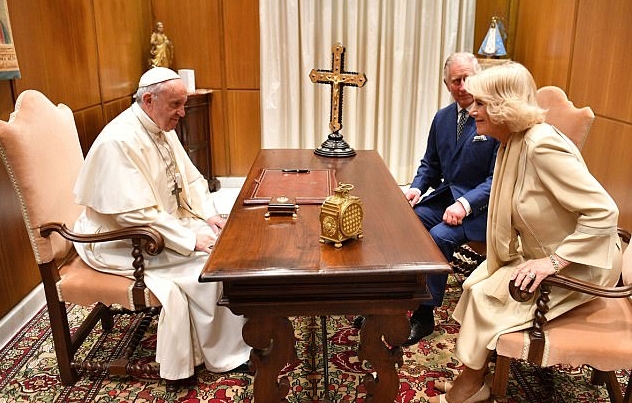 الأمير تشارلزولي وزوجته مع بابا الفاتيكان