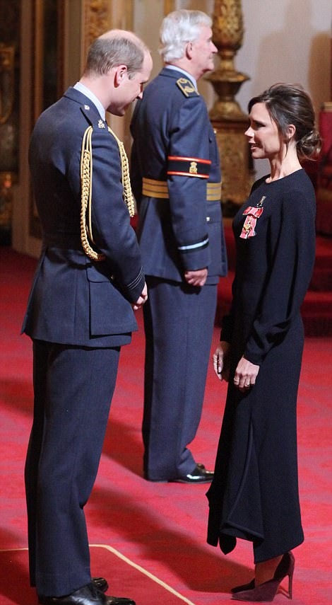 الأمير وليام يقلد فيكتوريا بيكهام الوسام في مراسم رسمية أقيمت في قصر باكنجهام