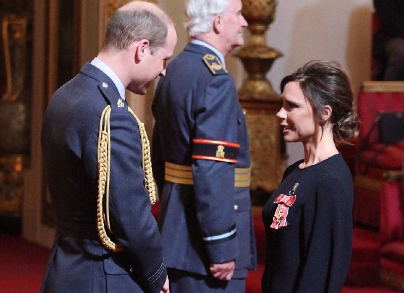الأمير وليام يقلد فيكتوريا بيكهام وسام رتبة الإمبراطورية البريطانية