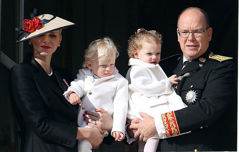الأميرة تشارلين مع طفليها