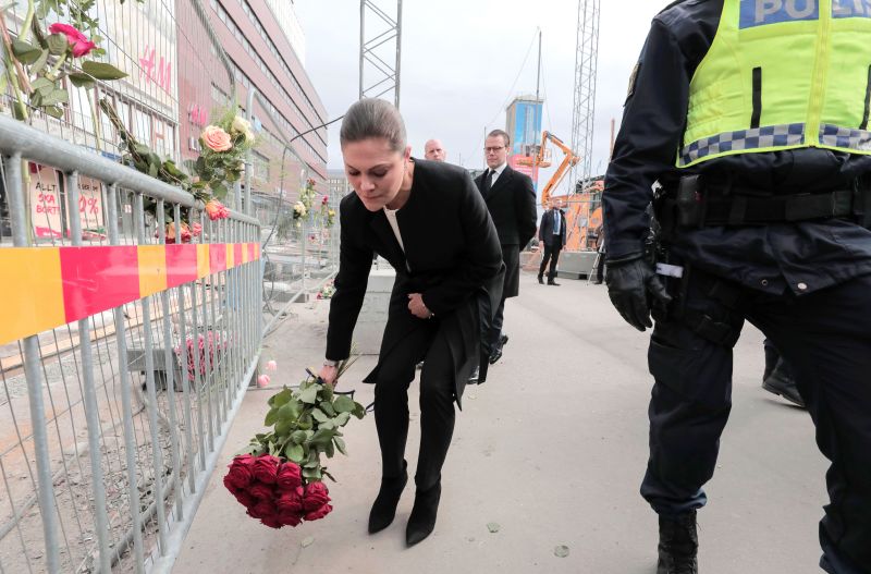 الأميرة فيكتوريا تضع باقة من الورود في موقع الهجوم