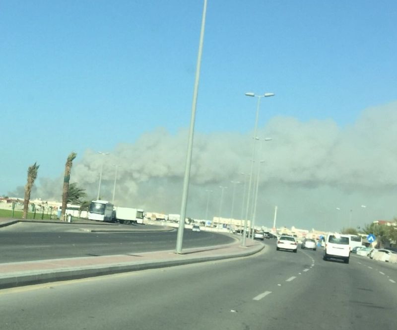 الدخان غطى سماء القطيف بسبب الحريق