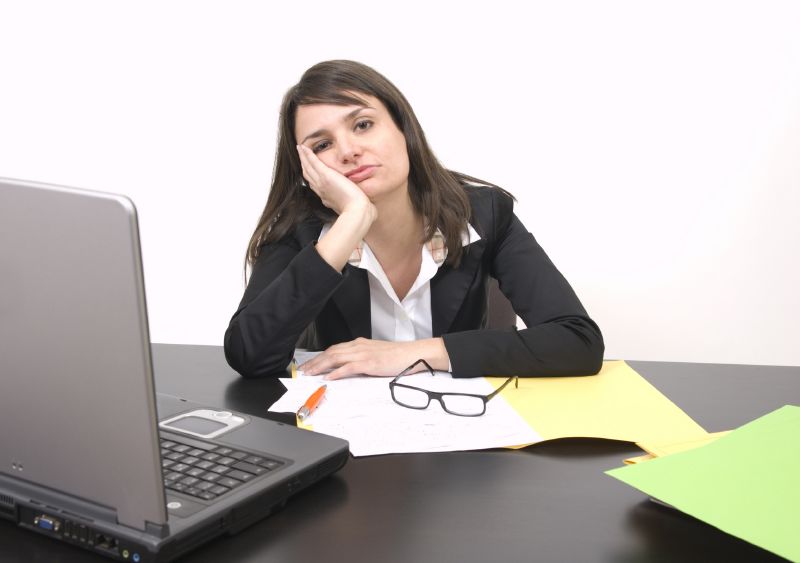 الكمبيوتر يسبب آلام الظهر والعنق وجفاف العيون