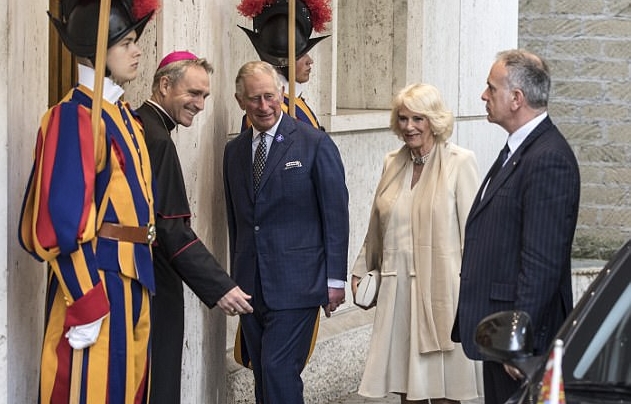 بابا الفاتيكان وقف على بابا مكتبه لاستقبال الأمير تشارلز وزوجته دوقة كورنوال