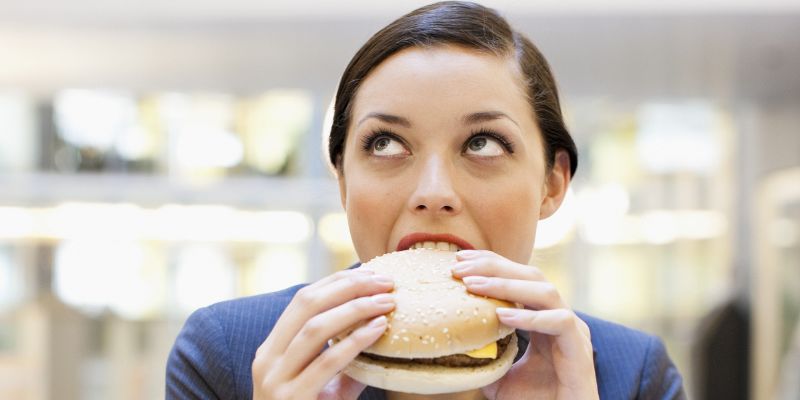تناول الأطعمة السريعة تضر بصحة الجهاز الهضمي