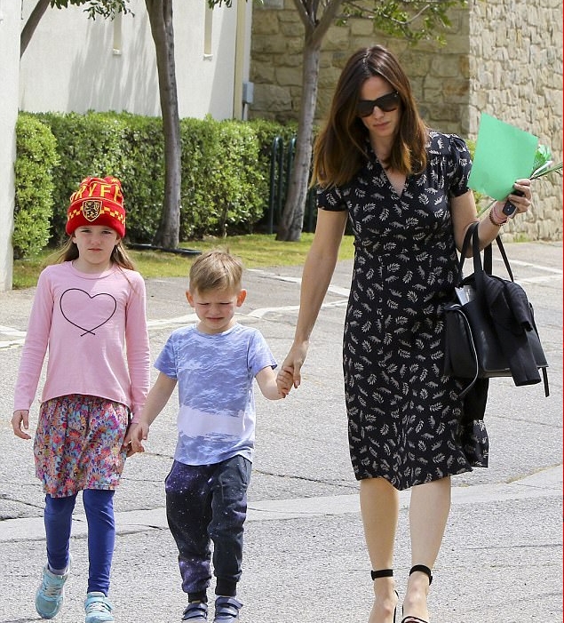 جنيفر جارنر مع اولادها