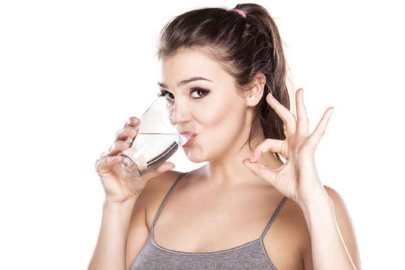 شرب الكثير من الماء تساعد على رطوبة الجسم والحفاظ على الجهاز الهضمي