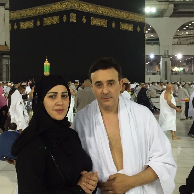 صابر الرباعي يؤدي العمرة بصحبة زوجته
