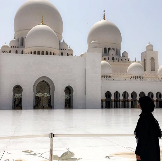 عارضة الازياء حليمة عدن زارت جامع الشيخ زايد