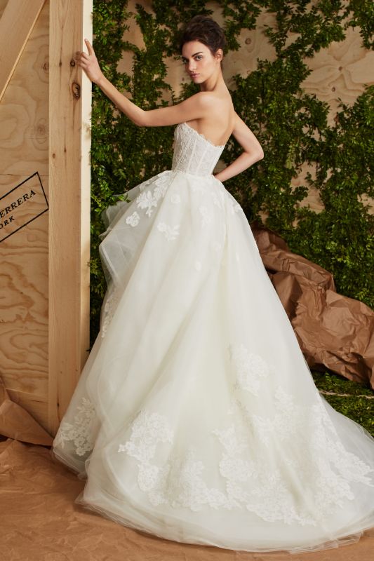 فساتينCarolina Herrera الأناقة والأنوثة غير المتكلّفتين