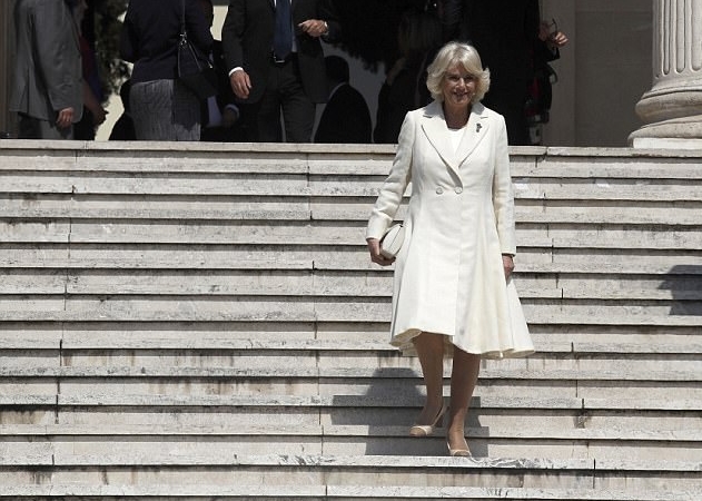 كاميلا دوقة كورنوال ارتدت فستان ذهبي