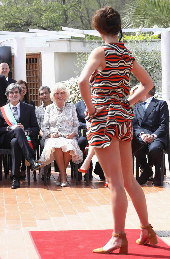 كاميلا دوقة كورنوال حضرت عرض أزياء في نابولي