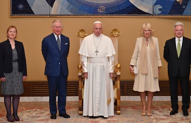 كاميلا دوقة كورنوال لم ترتدي إطلالة سوداء عندما مقابلتها لبابا الفاتيكان