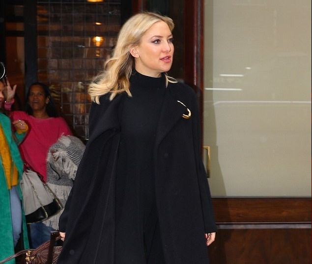 كيت هدسون تتشح السواد في مواجهة الأمطار