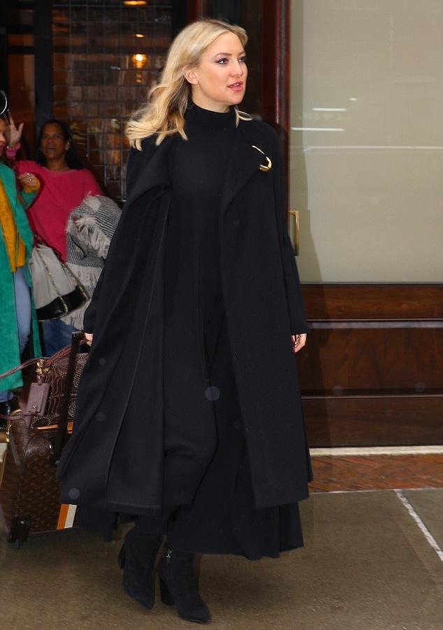 كيت هدسون تتشح السواد في مواجهة الأمطار